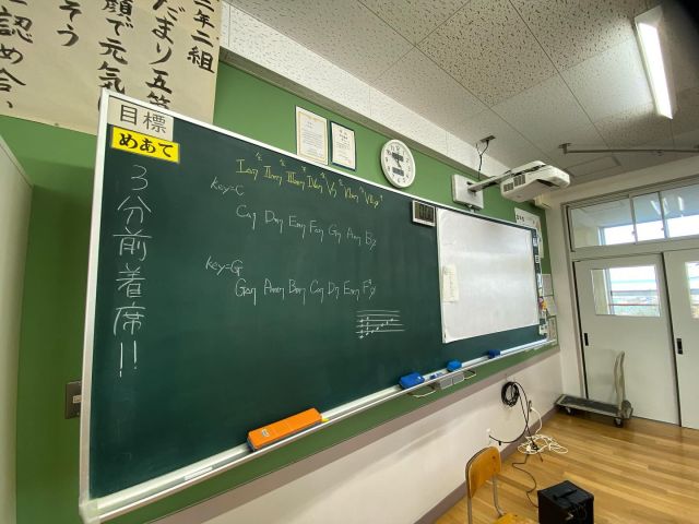 今年も残りわずかとなりましたね。
本日は午前中に出張レッスンで、今年最後となる福岡市内の中学校ビッグバンドの指導を行いました！
中学生は吸収が早く、どんどん上達していく姿に驚かされます。来年のコンサートが今からとても楽しみです。

FOS GUITAR SCHOOLでは、学校や教育機関、楽器店などへの出張レッスンやセミナーも行っています。
ご希望の際は、ぜひお気軽にお問い合わせください！

･･─･･─･･─･･─･･─･･─･･─･･─･･─･･─･･─･･

 FOS GUITAR SCHOOL
"福岡市中央区薬院のギター教室"
薬院駅から徒歩3分。入会金・教材費無料。初心者の方からプロ志向の方まで様々な世代の生徒様が在籍されています。良心的な価格設定で良質なレッスンをあなたに合わせたオーダーカリキュラムで。教えることに特化した福岡随一のプロフェッショナルな講師陣によるレッスンで必ず上手くなる！福岡市中央区薬院の完全ギター特化型"ギター専門音楽教室"です。
博多区博多教室もよろしくお願い致します。

#プロギタリスト
#ギター講師
#ギター
#ギター教室
#ギタースクール
#ギターレッスン
#ギター女子
#ギター初心者
#ギター中級者
#ギター上級者
#福岡市
#薬院
#フュージョン
#フュージョンギター
#ジャズギター