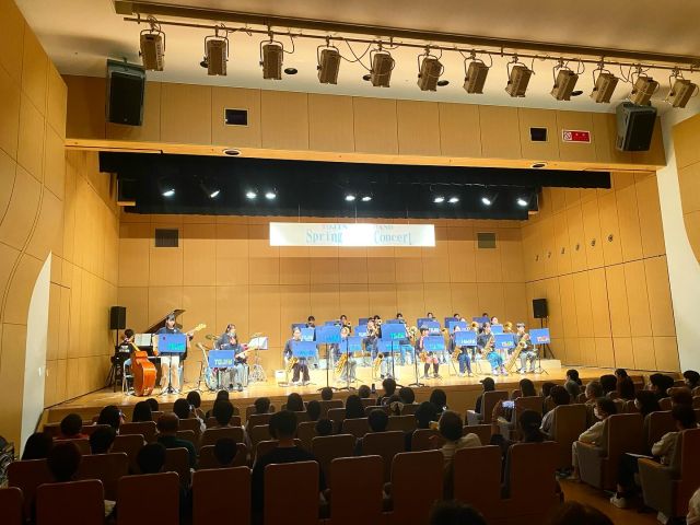 中学校ビッグバンド部のコンサートへ！♪♪

今日は、お昼からレッスンに行っている中学校のビッグバンド部のコンサートを観に行きました！
とても素敵な時間でした！♪♪
次回のコンサートは夏開催予定とのこと、また素晴らしい演奏が聴けるのを楽しみにしています！♪

#ビッグバンド #中学生バンド 

･･─･･─･･─･･─･･─･･─･･─･･─･･─･･─･･─･･

 FOS GUITAR SCHOOL
"福岡市中央区薬院のギター教室"
薬院駅から徒歩3分。入会金・教材費無料。初心者の方からプロ志向の方まで様々な世代の生徒様が在籍されています。良心的な価格設定で良質なレッスンをあなたに合わせたオーダーカリキュラムで。教えることに特化した福岡随一のプロフェッショナルな講師陣によるレッスンで必ず上手くなる！福岡市中央区薬院の完全ギター特化型"ギター専門音楽教室"です。
博多区博多教室もよろしくお願い致します。

#福岡市のギター教室
#プロギタリスト
#ギター講師
#ギター
#ギター教室
#ギタースクール
#ギターレッスン
#ギター女子
#ギター初心者
#ギター中級者
#ギター上級者
#福岡市
#薬院
#フュージョン
#フュージョンギター
#ジャズギター